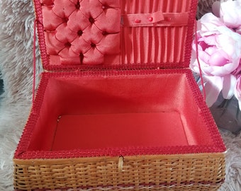 Panier couture en osier vintage avec coussin à épingles à fraise à l'intérieur rouge des années 50/60