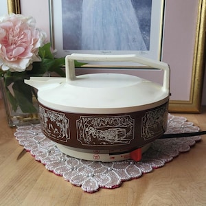 Hervidor eléctrico vintage retro Westinghouse marrón beige con diseño campestre, escenario invernal, raro, hecho en Canadá, cocina retro