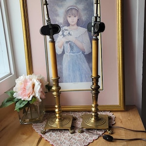 Paire de lampes de table vintage en laiton avec décor de griffes de lion Lampe de table d&#39;appoint en laiton Pieds de lion Hollywood Regency Fabriquée à Hong Kong