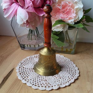 Campana de latón vintage con mango de madera, campana de maestro grabada en latón