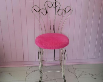 Taburete vintage de metal plateado de mediados de siglo, estilo Hollywood Regency. Asiento rosa. Excelente estado.