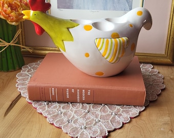 Portahuevos de cerámica con forma de gallina, de estilo vintage y colorido. Lindo diseño de gallina pintada a mano.