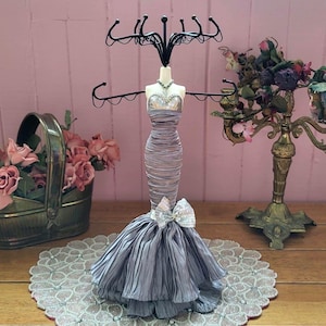 jewelry with grey dress Jewellery Matching With Grey Gown Simple Trick Stylists Use To Pair  Jewellery With Gowns