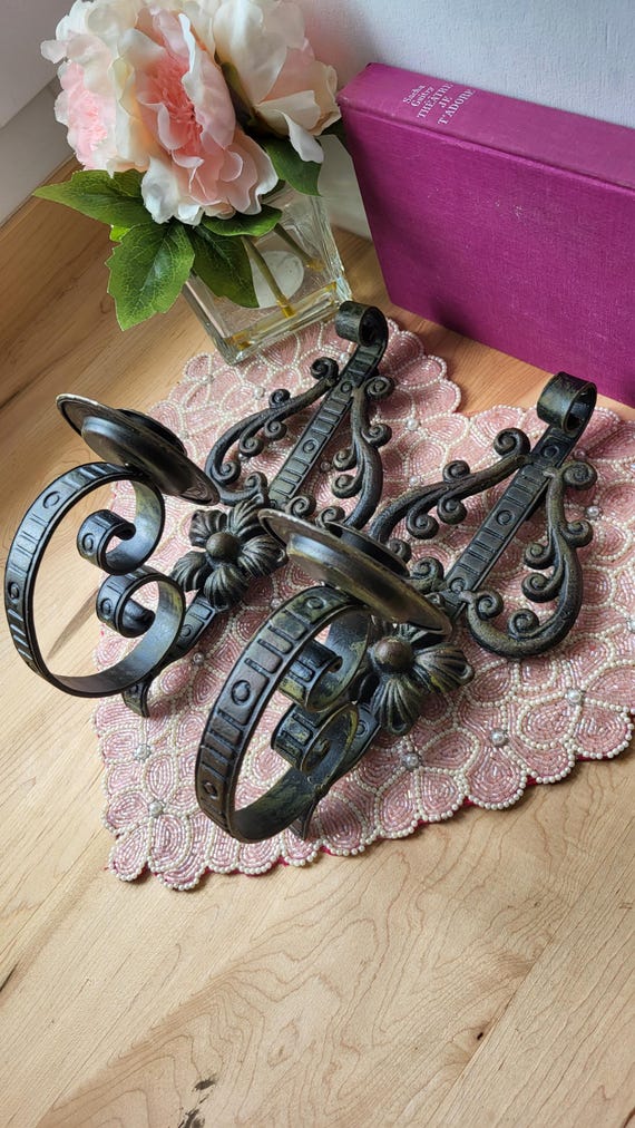 Vintage Kerzenhalter aus Gusseisen im Shabby Chic Stil. Herz & Blumen Detail. Wandkerzenhalter. Wohndekor. 2er-Set