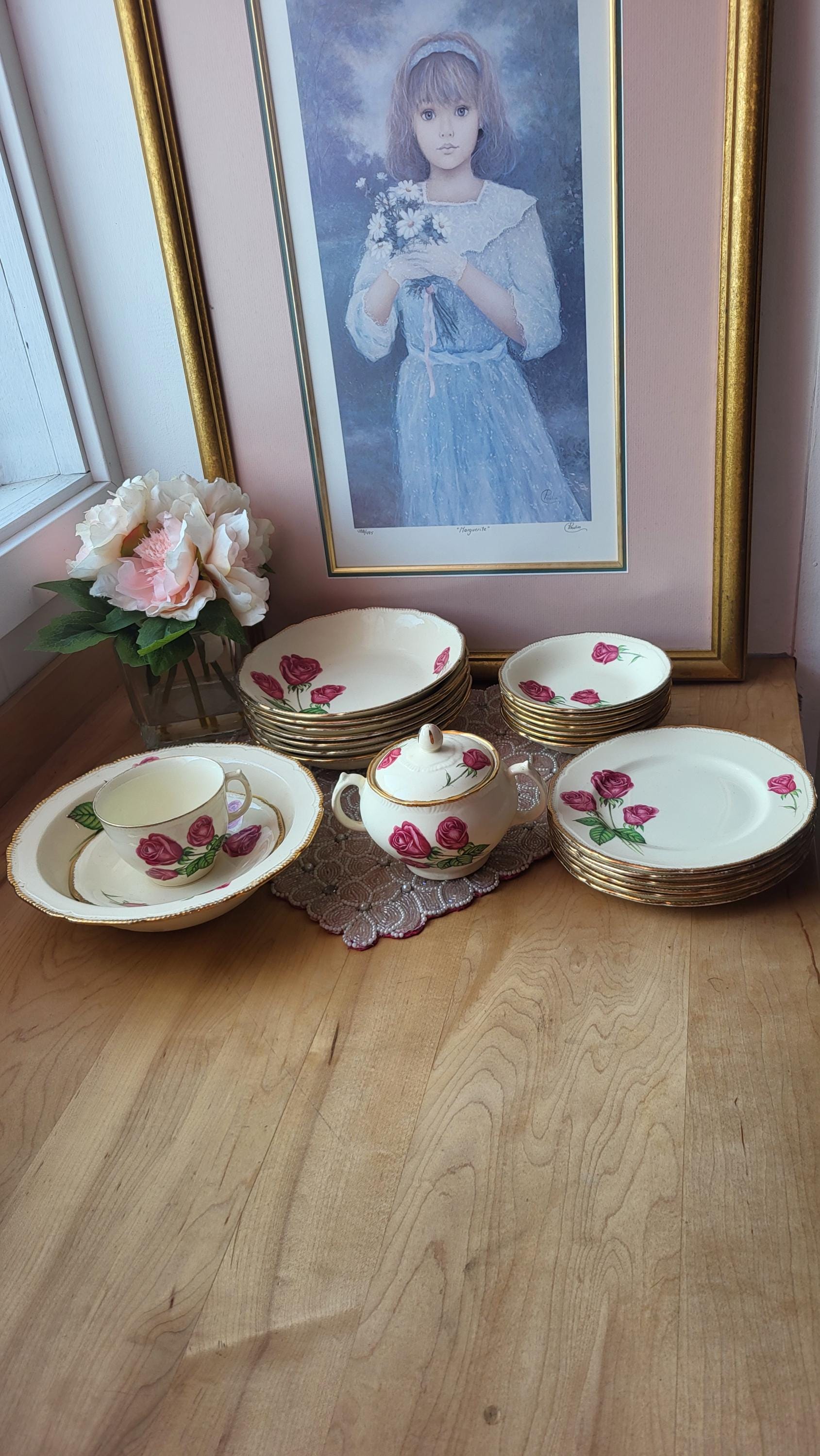Vintage Geschirr-Set Jubiläum Rose. Rosa Blumenmuster. Goldener 22k Lack. Wunderschönes Geschirr Set. Hergestellt in Staffordshire England