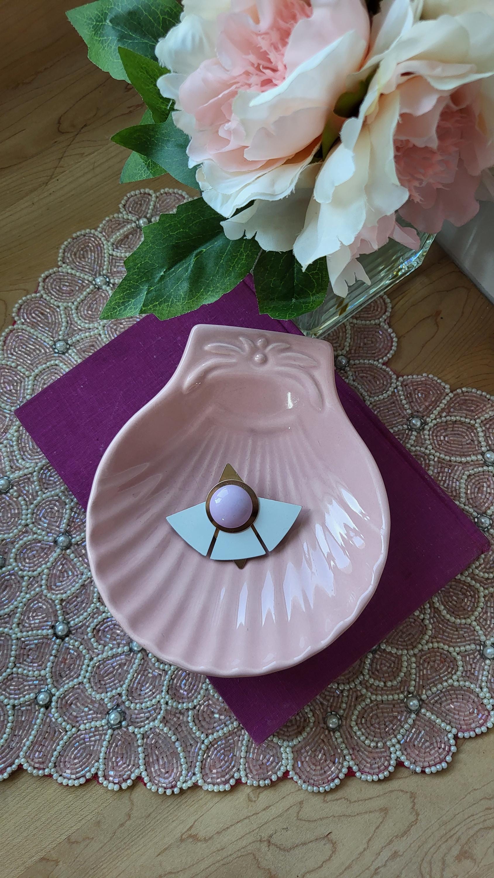 Broche Vintage Art Déco Violette En Triangle Superposé - État Neuf - 5,3 Cm - Finition Vernie Brillante