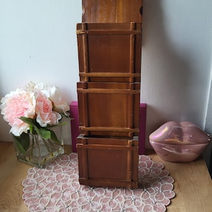 Organizador de correo vintage de madera con 3 bolsillos para montar en la pared. Portacartas rústico. Fabricado por Hadon Hall Elegance.