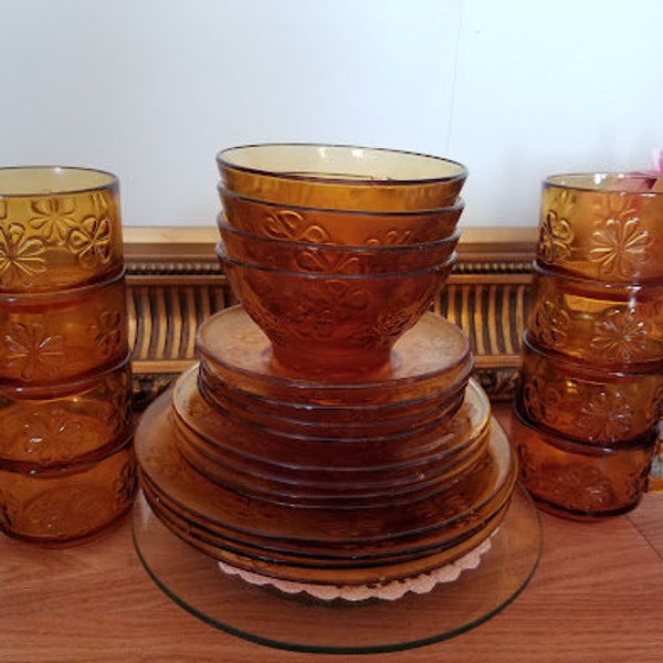 vintage Amber Daisy Flower Service de vaisselle de 12 assiettes / 4 bols et 8 tasses Made in France 70's Vereco Daisy Mid Century