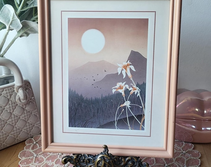 Vintage Postmodern 80er Jahre Pink Plastikgerahmtes Blumenbild mit Bergen