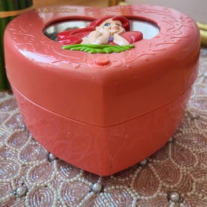 Rare petite sirène vintage boîte à bijoux coeur en plastique biffé avec musique Thinkway Toys image 5