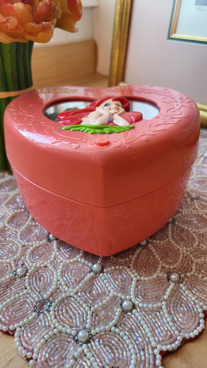 Rare petite sirène vintage boîte à bijoux coeur en plastique biffé avec musique Thinkway Toys image 5