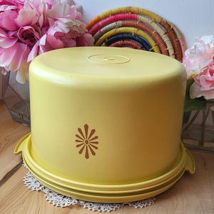 Vintage Tupperware Yellow Cake Taker/ Carrier #684 Starburst Pattern Made in Canada