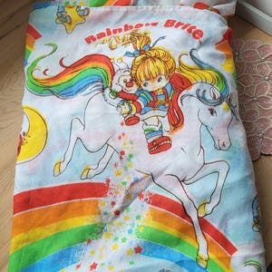Zestaw prześcieradeł Vintage 80s Rainbow Brite // Prześcieradło z dopasowaną gumką do łóżeczka dziecięcego w stylu Vintage z motywem kreskówkowym