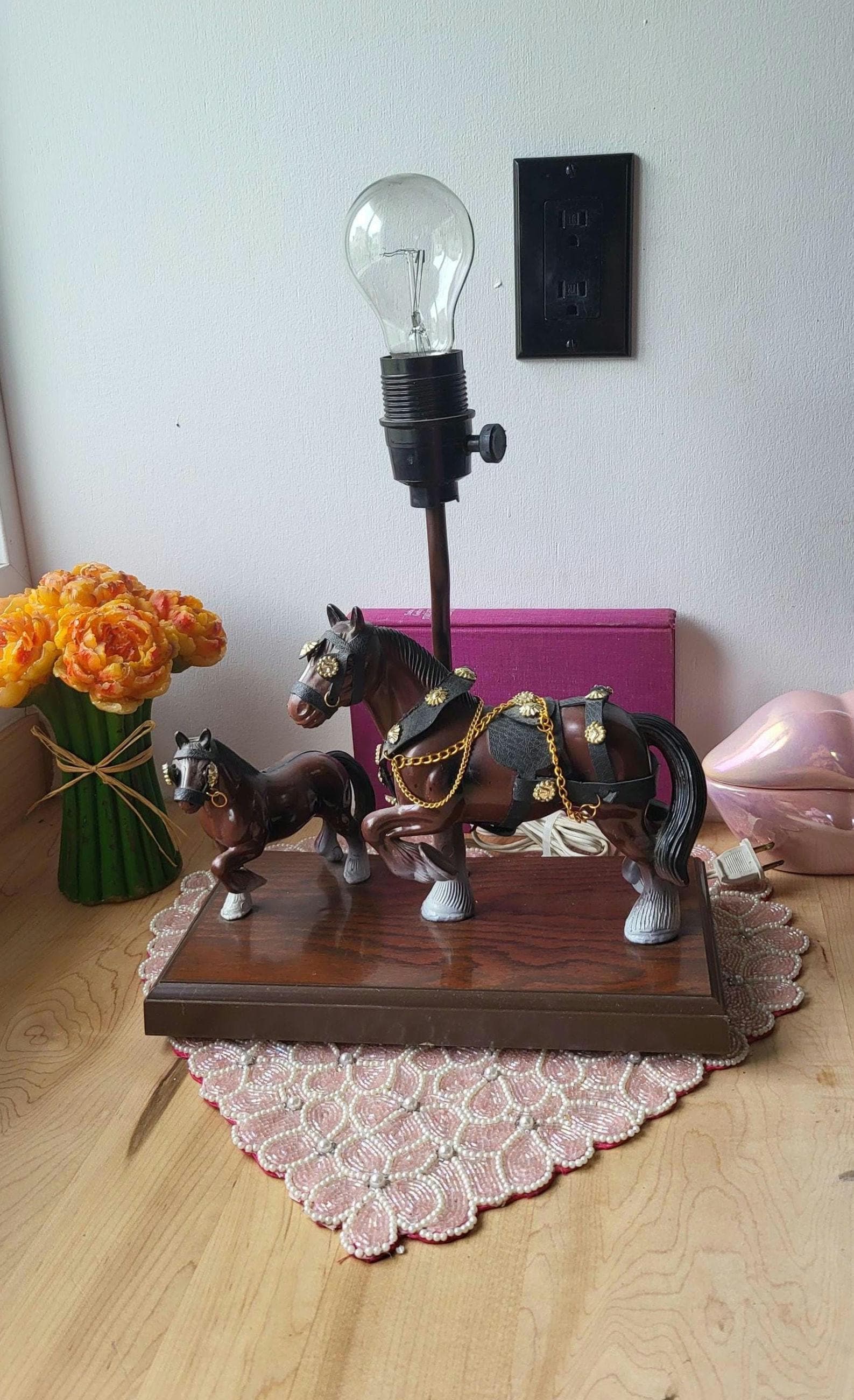 レア-蔵出し昭和レトロ、馬の金属フィギュア付きアンティーク卓上ライト Vintage Clydesdale Horse Lamp Kitsch Tabletop Lighting by Gilbert