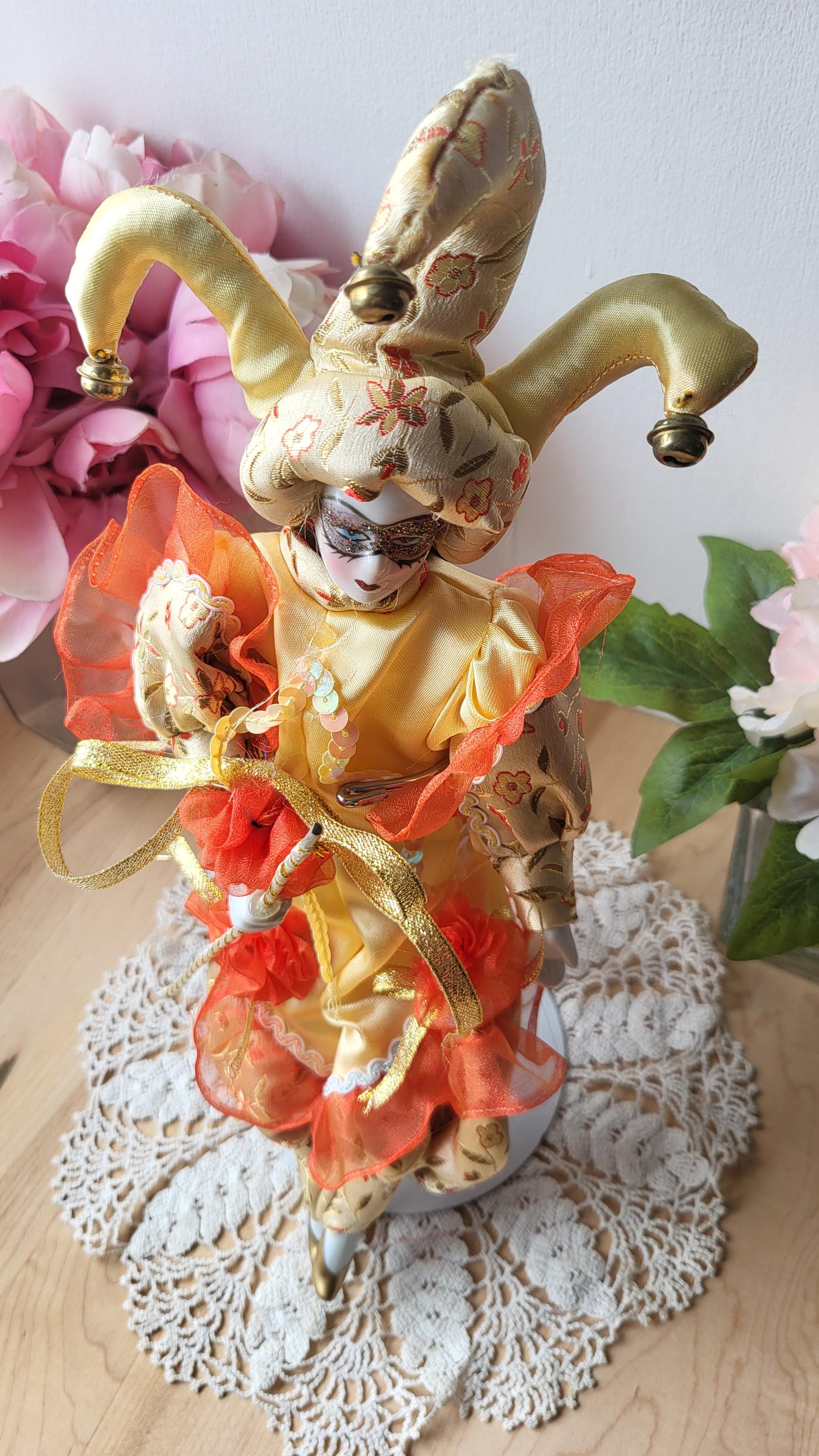 ＊ご依頼のドイリー＊ ヴィンテージのベネチアンカーニバル磁器人形。金色の服を着ており