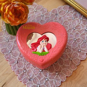 Rare petite sirène vintage boîte à bijoux coeur en plastique biffé avec musique Thinkway Toys image 1