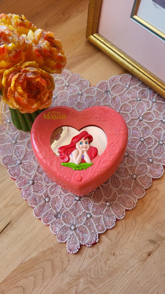 Rare petite sirène vintage boîte à bijoux coeur en plastique biffé avec musique Thinkway Toys