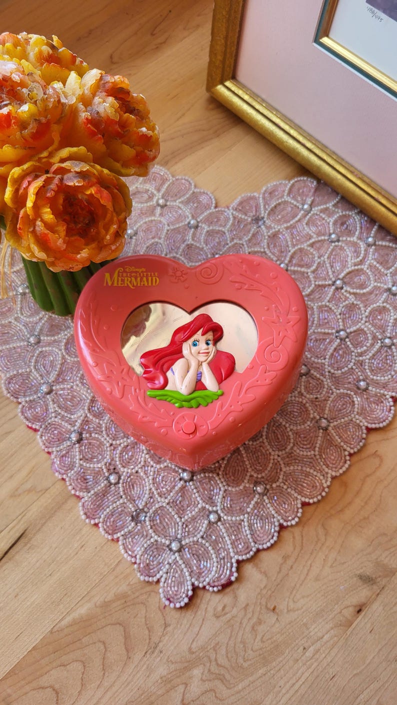 Rare petite sirène vintage boîte à bijoux coeur en plastique biffé avec musique Thinkway Toys image 1