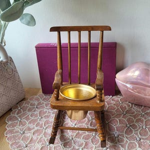 Vintage kleiner Holzschaukelstuhl - Mini Blumenpflanzer; Vintage handgemachter kleiner Stuhl mit Metallpflanzer; Puppen Schaukelstuhl