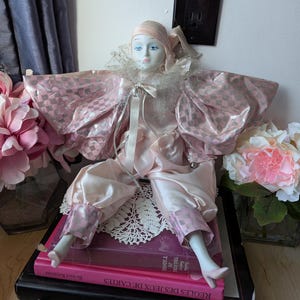 Stara porcelanowa lalka wenecka w kształcie klauna Harlequina Pierrota, ręcznie malowana, kolekcjonerska, w kolorze różowym.