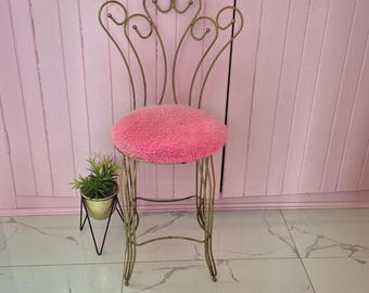 Vintage Schminkhocker aus Drahtmetall in Goldfarbe im Mid-Century-Stil, Hollywood Regency. Rosa Sitzfläche.