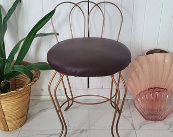 Sedia/sgabello da toeletta vintage in metallo color rame, stile Hollywood Regency di metà secolo. Seduta marrone.