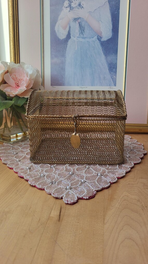 Vintage Hand gefertigte goldene Metall Aufbewahrungsbox. Schloss zur Aufbewahrung von Schmuck, Perlen, Schatzkästchen, Kosmetika und vieles mehr