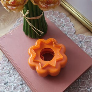 Puede incluir: Un letrero de madera rústica con el texto "Welcome to our home" en letras blancas. El letrero presenta un acabado envejecido y un diseño simple y acogedor, ideal para un porche o entrada.