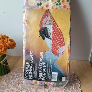 Tabla de planchar pequeña de viaje estilo retro de los 80 con funda de tela floral y soporte plegable. Ideal para patchwork y manualidades. NUEVA.