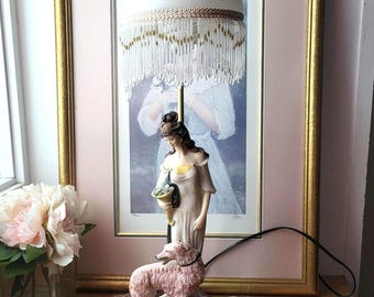 Lampada vintage della collezione Natalia, lampada vintage Art Déco da donna, paralume in vetro con perline, donna con cane rosa