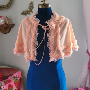 Gorgeous 1930s salmon pink bed linen capelet with scalloped lace trim, tie collar, one size