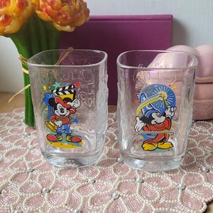 Par de vasos de cristal antiguos cuadrados de El aprendiz de brujo de Walt Disney 2000 Epcot y Disney Studio de McDonald's