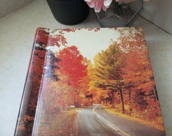 Album photo vintage des années 70 avec bague magnétique, feuilles d'automne, rafles d'arbres fabriqué au Canada