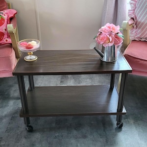 Tavolo vintage in finto legno con ruote, supporto laterale in plastica a due livelli, elemento decorativo vintage