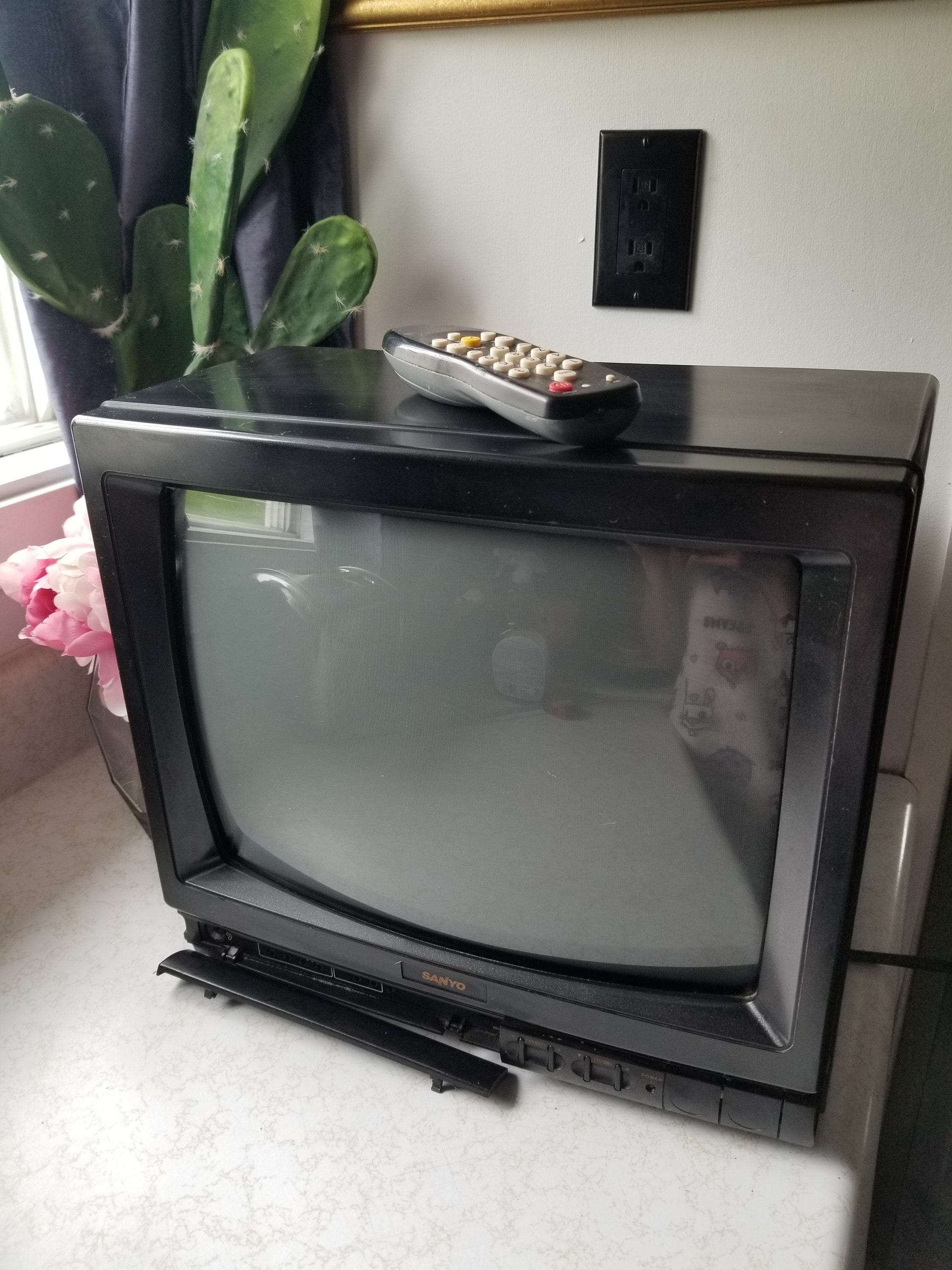 1990 Sanyo TV Retro Gaming Television Vintage with Remote 1990 Sanyo TV Retro Gaming Television Vintage with Remote
