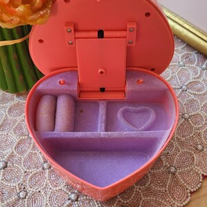 Rare petite sirène vintage boîte à bijoux coeur en plastique biffé avec musique Thinkway Toys image 3