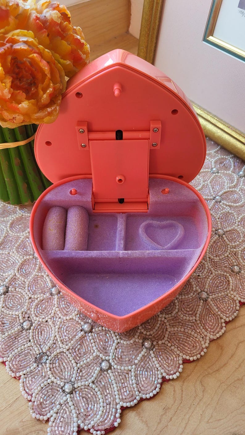 Rare petite sirène vintage boîte à bijoux coeur en plastique biffé avec musique Thinkway Toys image 3