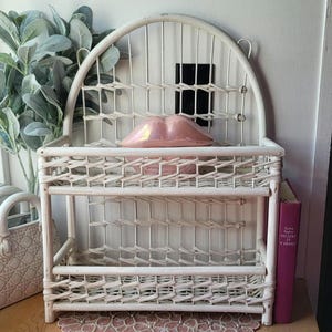 Prateleira de parede de vime com pintura branca vintage, porta-temperos, decoração de cozinha