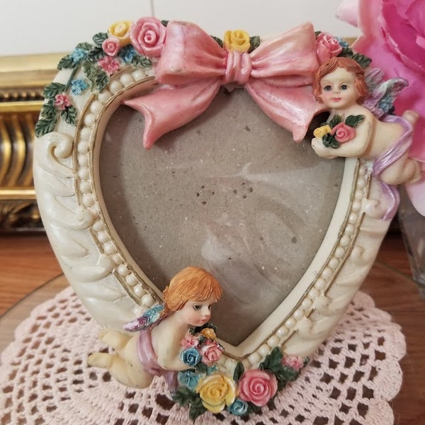 Cadre vintage en porcelaine de coeur échiquetée avec 2 chérubins et fleurs appliquées sur des cadeaux de Saint-Valentin