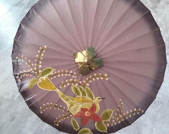 Sombrilla oriental vintage lacada en color lila con pájaros y flores pintados a mano.