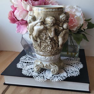 1950er Jahre R. Capodimonte Italy Vase mit Putten oder Putti im Relief, Sepia und Gold, Made in Italy, großes Gefäß