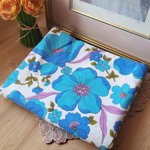 Vintage 70-tals platt/överlakan Flower Power blått blommigt lakan, dubbel storlek Wabasso Kanada 100% bomull