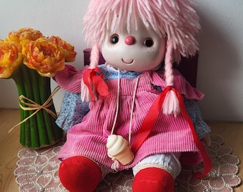 Bambola gelato con capelli rosa in filato, testa e mani in ceramica, stile vintage anni '80.