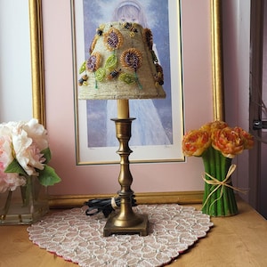 Delikat pärlbesatt blomlampa, intrikat handarbete, bin med pärlblommor på vårgrönt, vintage accentlampa i mässingsfärg, iögonfallande lampa