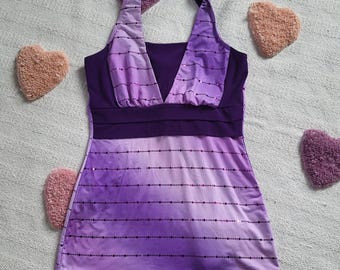 Top vintage Y2K con paillettes viola e gioielli, taglia M, prodotto negli Stati Uniti.