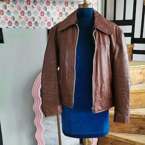 Veste en cuir marron tissu Borg vintage des années 70. Famous Leather Garments LTD. Fabriqué au Canada. Blouson aviateur pour homme.