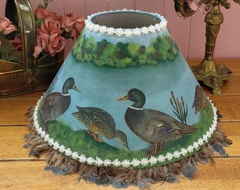 Pantalla de lámpara vintage hecha a mano con diseño de pato pintado con plumas.