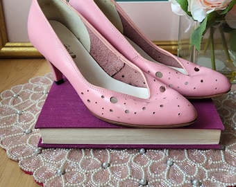 Décolleté vintage anni '60 con tacco basso, in pelle rosa pastello, prodotte in Canada, stile pin-up retrò, taglia 6.