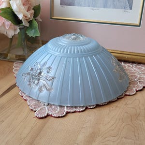 Lampada da soffitto a sospensione a 3 catene Art Déco vintage, paralume in vetro smerigliato blu - design floreale rialzato anni &#39;40