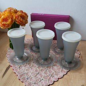 Lot de 5 tasses à dessert Tupperware vintage Tall Gris fumé avec couvercle parfait crème glacée Sundae 296-23 754-5